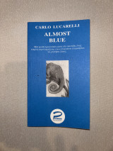 Almost blue: Μια φωνή τραγουδάει μέσα στο σκοτάδι, ένας τυφλός αφουγκράζεται ενώ ο Ιγκουάνα ετοιμάζεται να χτυπήσει ξανά
