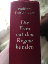 Die Frau mit den Regenhänden